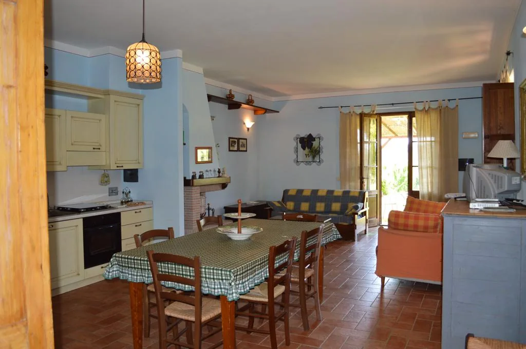 zuid-toscane-agriturismo-calia-appartement-cavasonni-keuken-woonkamer-02-casamia