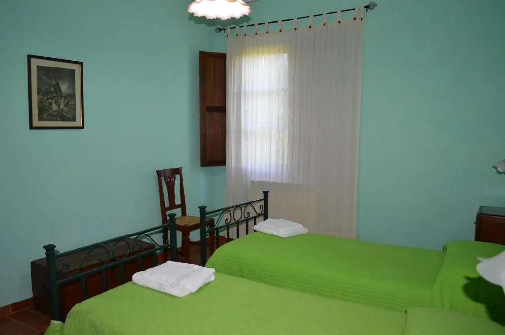 zuid-toscane-agriturismo-calia-appartement-cavasonni-slaapkamer-twee-bedden-07-casamia