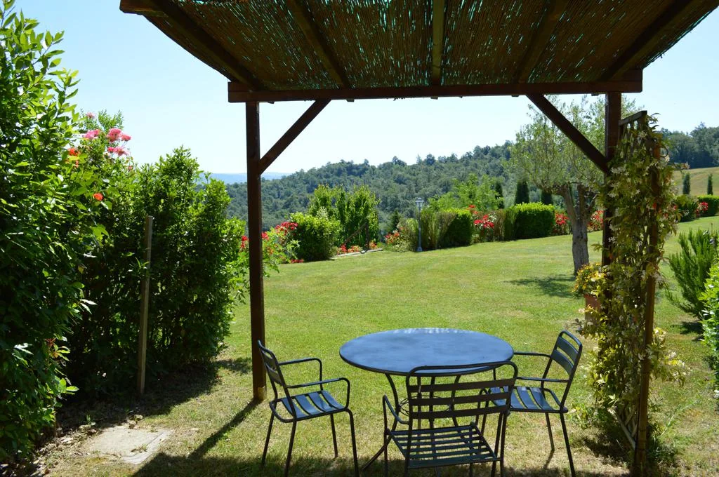 zuid-toscane-agriturismo-calia-appartement-cavasonni-tuin-terras-01-casamia