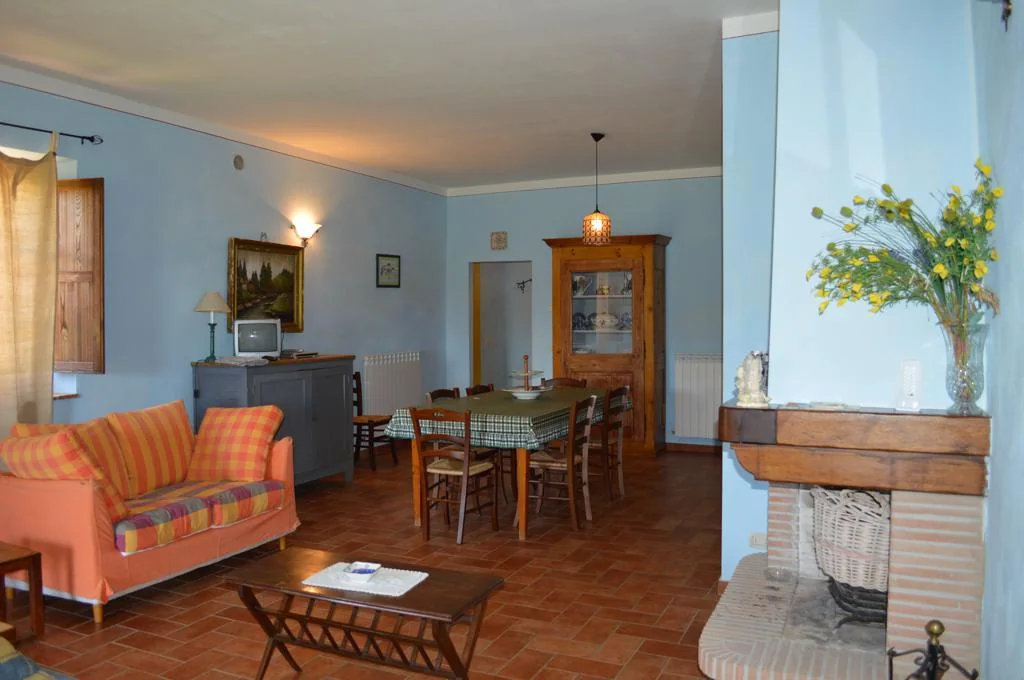 zuid-toscane-agriturismo-calia-appartement-cavasonni-woonkamer-eethoek-03-casamia