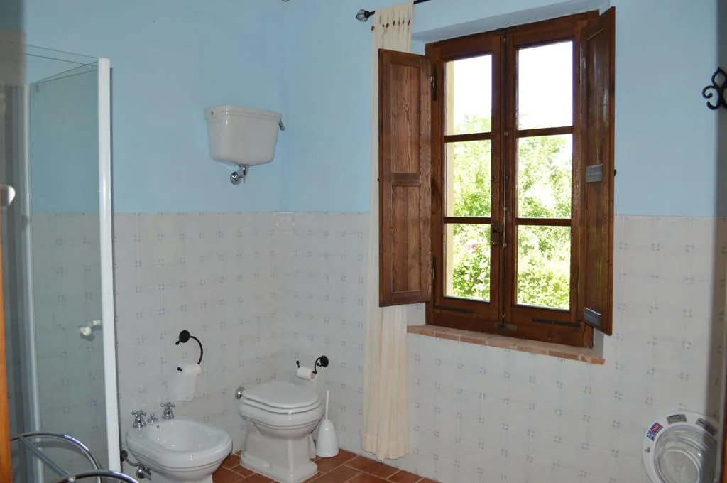 zuid-toscane-agriturismo-calia-appartement-fondale-badkamer-01-casamia