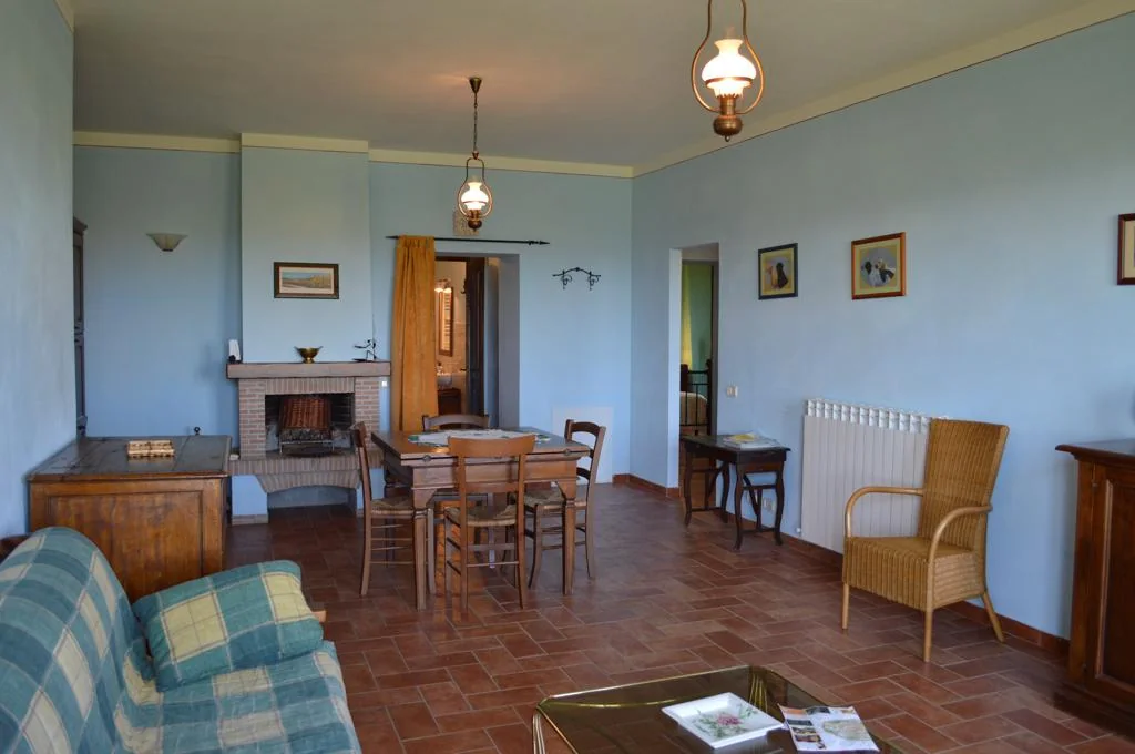 zuid-toscane-agriturismo-calia-appartement-fondale-woonkamer-eethoek-04-casamia