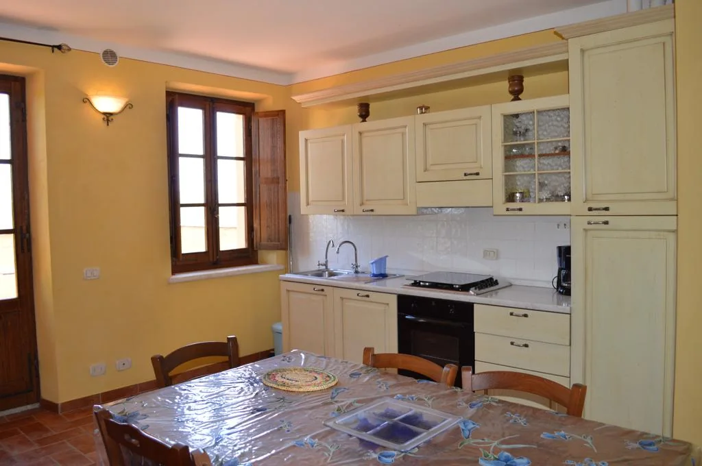 zuid-toscane-agriturismo-calia-appartement-il-poggi-keuken-eethoek-08-casamia
