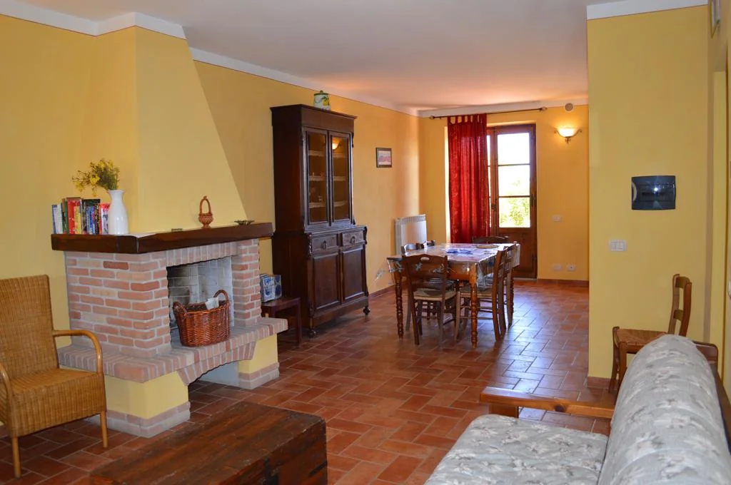zuid-toscane-agriturismo-calia-appartement-il-poggi-woonkamer-open-haard-09-casamia