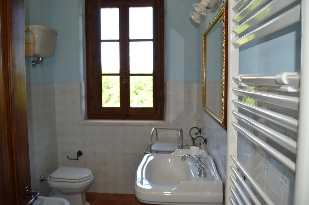 zuid-toscane-agriturismo-calia-appartement-il-poggiarone-badkamer-06-casamia