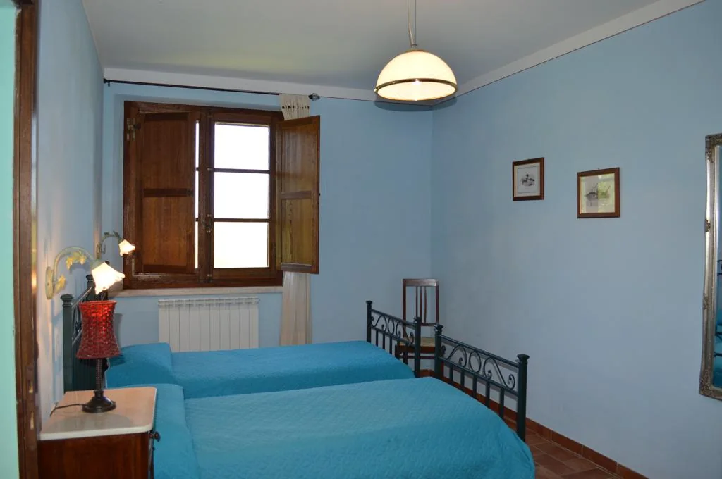 zuid-toscane-agriturismo-calia-appartement-il-poggiarone-slaapkamer-twee-bedden-03-casamia