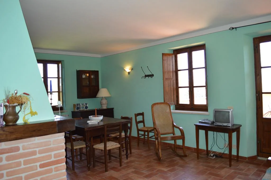 zuid-toscane-agriturismo-calia-appartement-il-poggiarone-woonkamer-eethoek-02-casamia