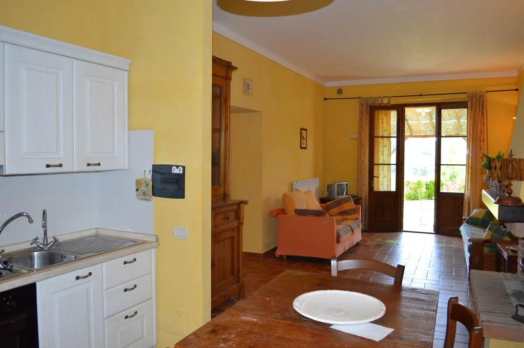 zuid-toscane-agriturismo-calia-appartement-le-carraie-keuken-woonkamer-08-casamia