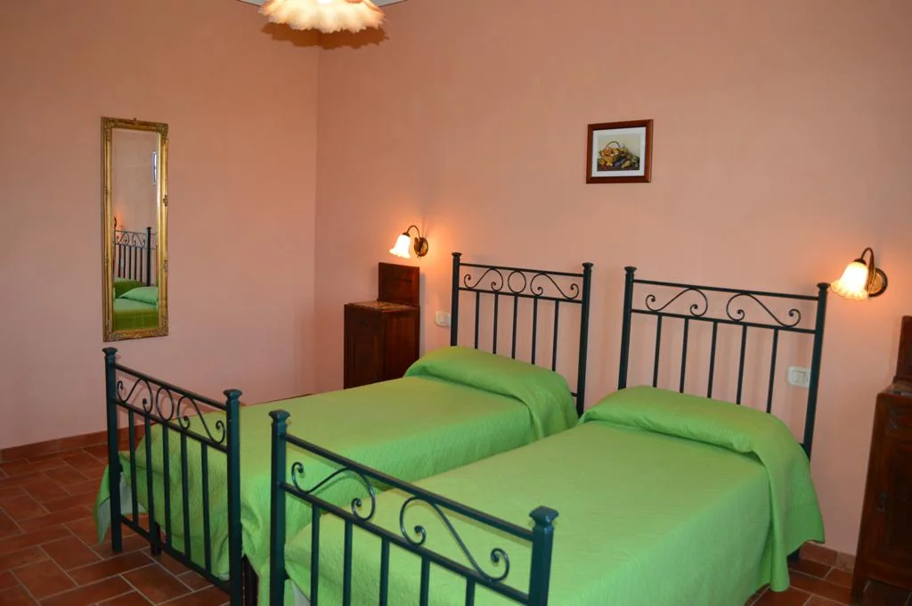 zuid-toscane-agriturismo-calia-appartement-le-carraie-slaapkamer-twee-bedden-01-casamia
