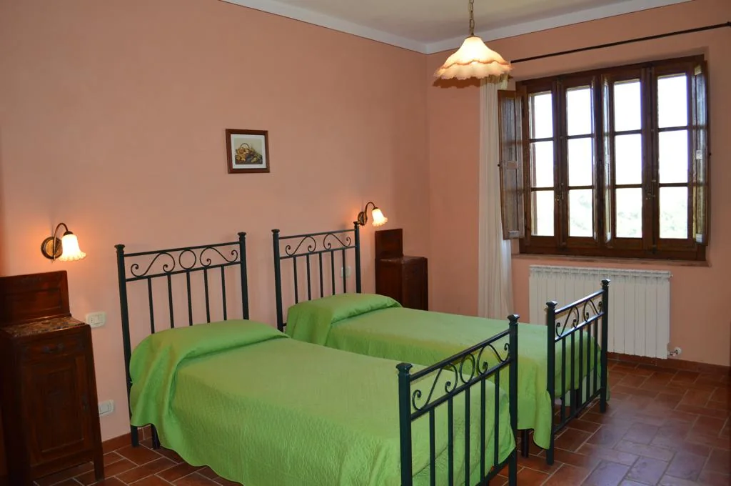 zuid-toscane-agriturismo-calia-appartement-le-carraie-slaapkamer-twee-bedden-04-casamia