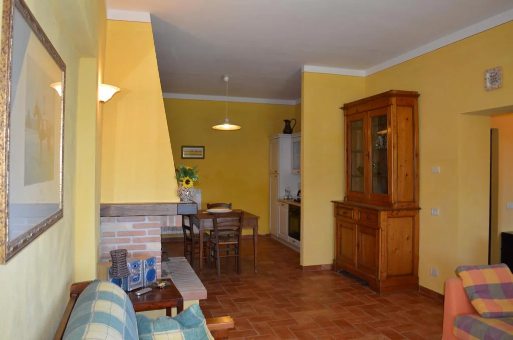 zuid-toscane-agriturismo-calia-appartement-le-carraie-woonkamer-eethoek-05-casamia