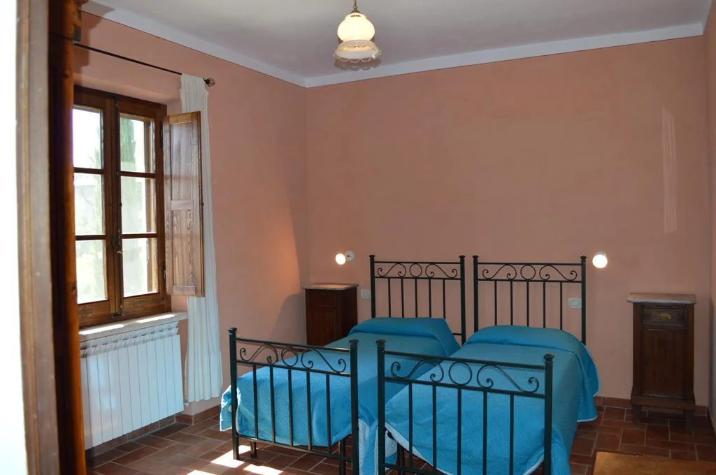 zuid-toscane-agriturismo-calia-appartement-le-logge-slaapkamer-twee-bedden-07-casamia