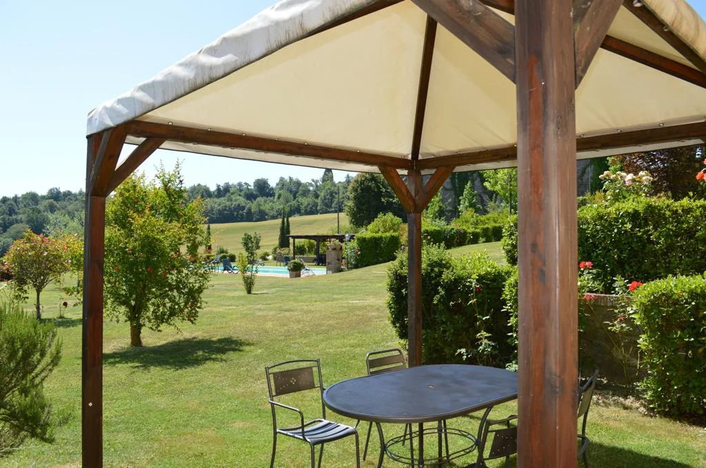 zuid-toscane-agriturismo-calia-appartement-le-logge-tuin-paviljoen-01-casamia