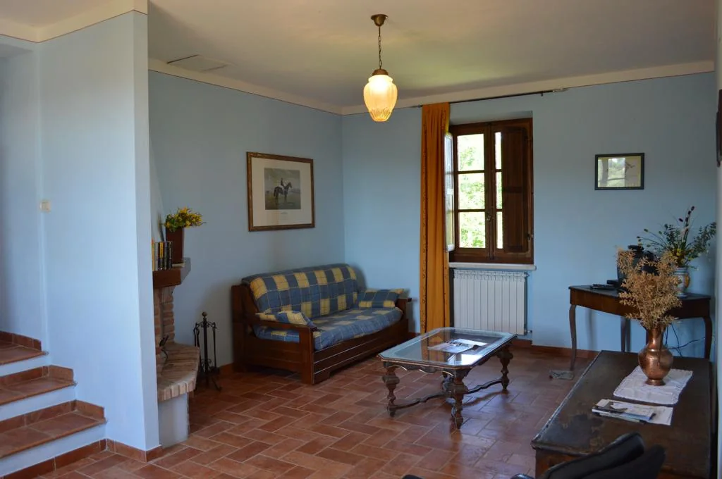 zuid-toscane-agriturismo-calia-appartement-le-logge-woonkamer-06-casamia