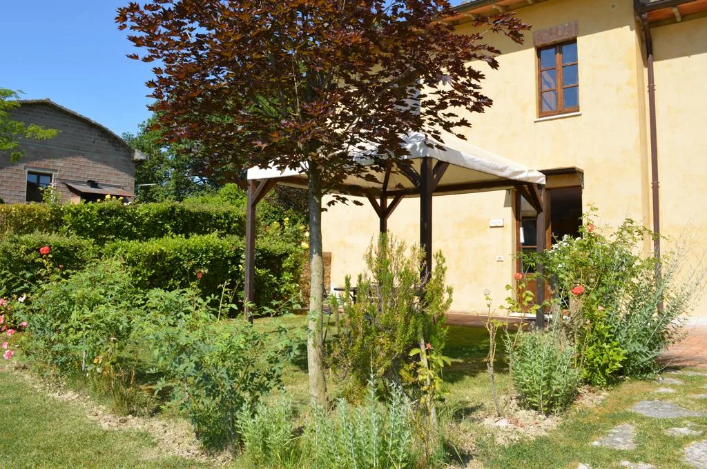 zuid-toscane-agriturismo-calia-appartement-montefiori-tuin-terras-03-casamia