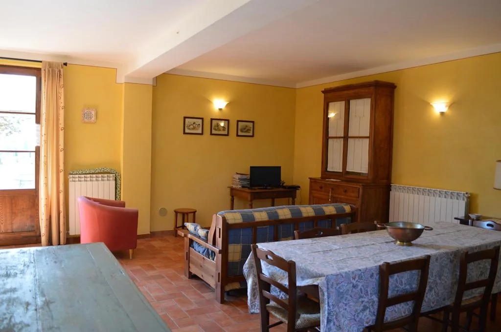 zuid-toscane-agriturismo-calia-appartement-montefiori-woonkamer-eethoek-06-casamia