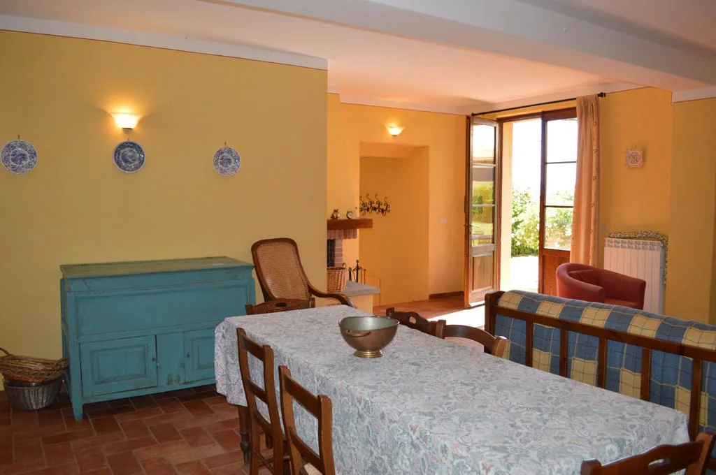zuid-toscane-agriturismo-calia-appartement-montefiori-woonkamer-eethoek-09-casamia