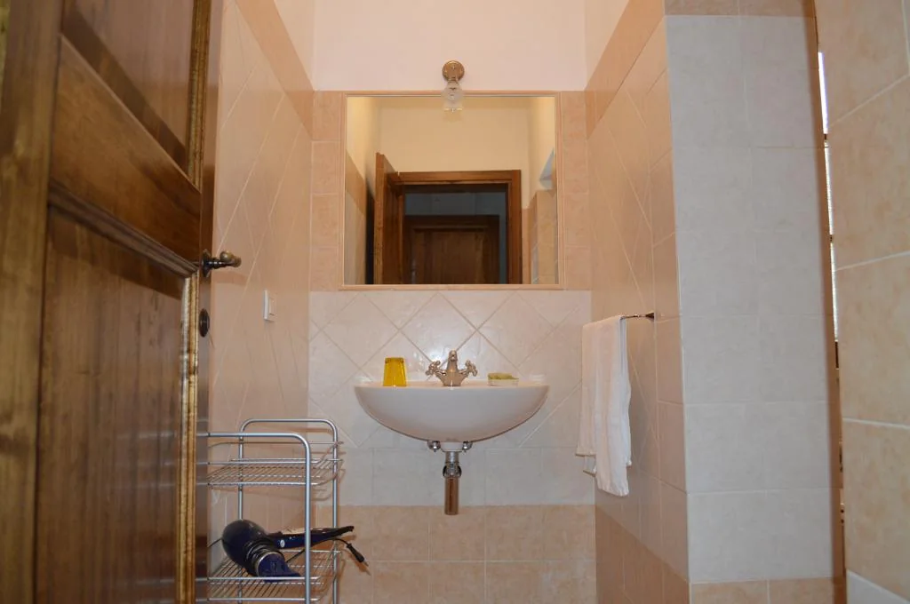 zuid-toscane-agriturismo-tra-le-vigne-appartement-leccino-badkamer-11-casamia
