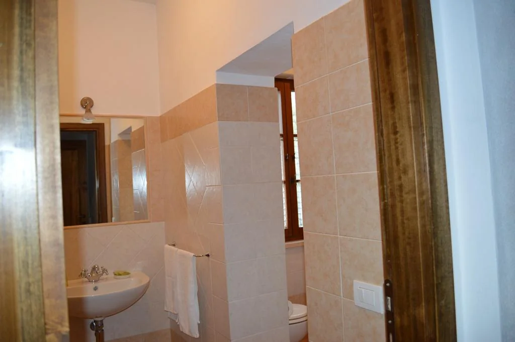 zuid-toscane-agriturismo-tra-le-vigne-appartement-leccino-badkamer-12-casamia