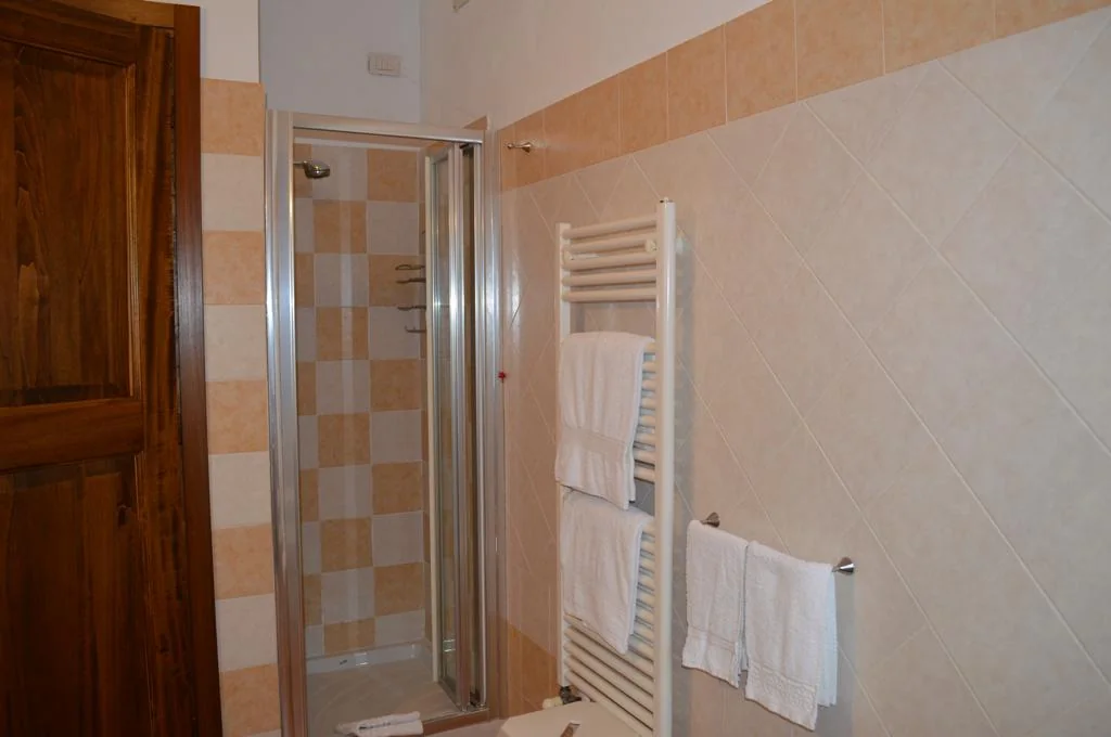 zuid-toscane-agriturismo-tra-le-vigne-appartement-leccino-badkamer-douche-08-casamia