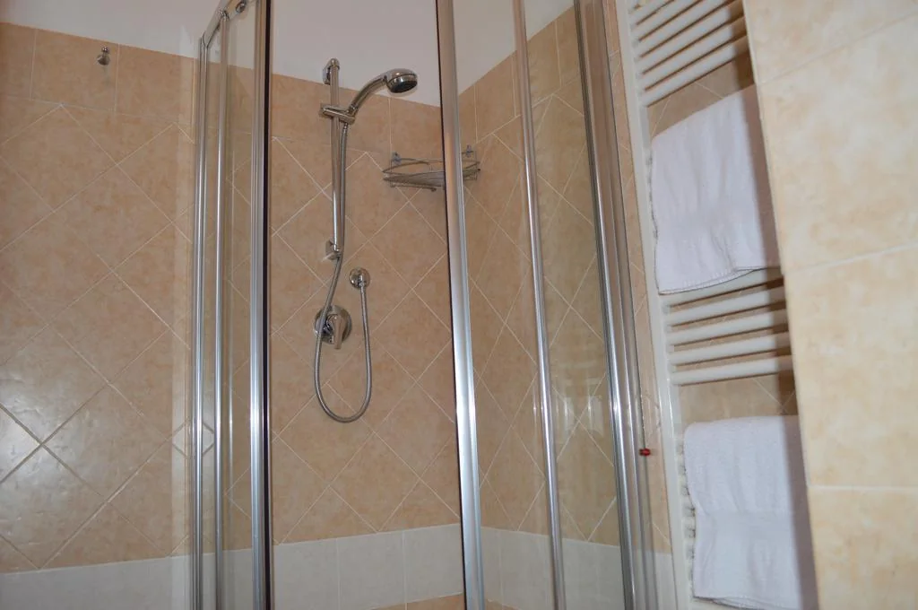 zuid-toscane-agriturismo-tra-le-vigne-appartement-leccino-douche-09-casamia