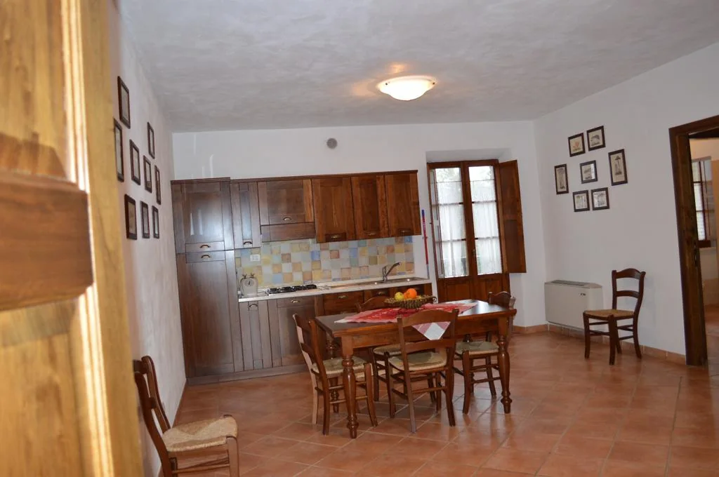 zuid-toscane-agriturismo-tra-le-vigne-appartement-leccino-keuken-eethoek-02-casamia