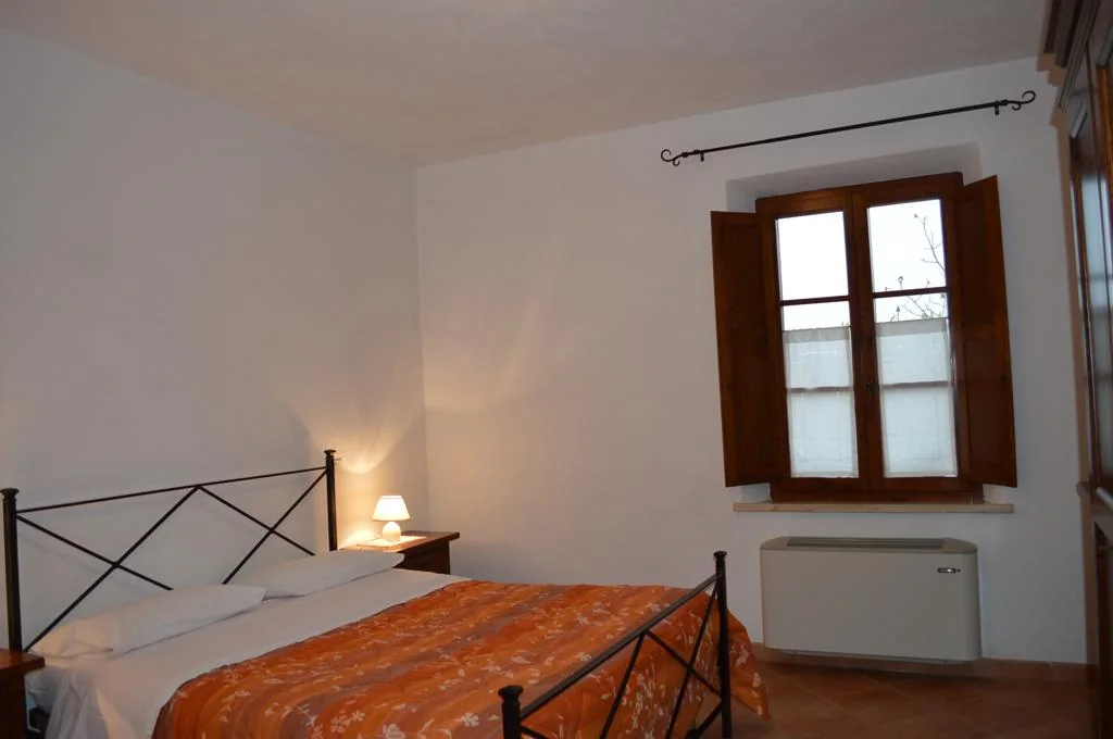 zuid-toscane-agriturismo-tra-le-vigne-appartement-leccino-slaapkamer-01-casamia