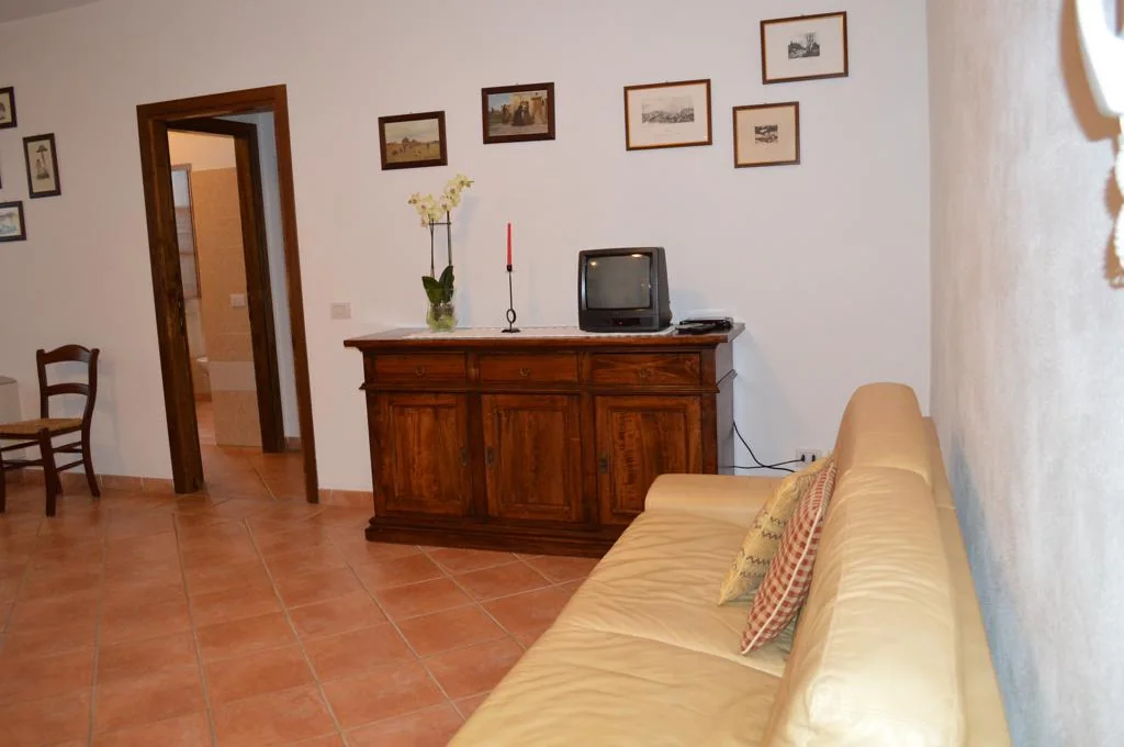 zuid-toscane-agriturismo-tra-le-vigne-appartement-leccino-woonkamer-07-casamia
