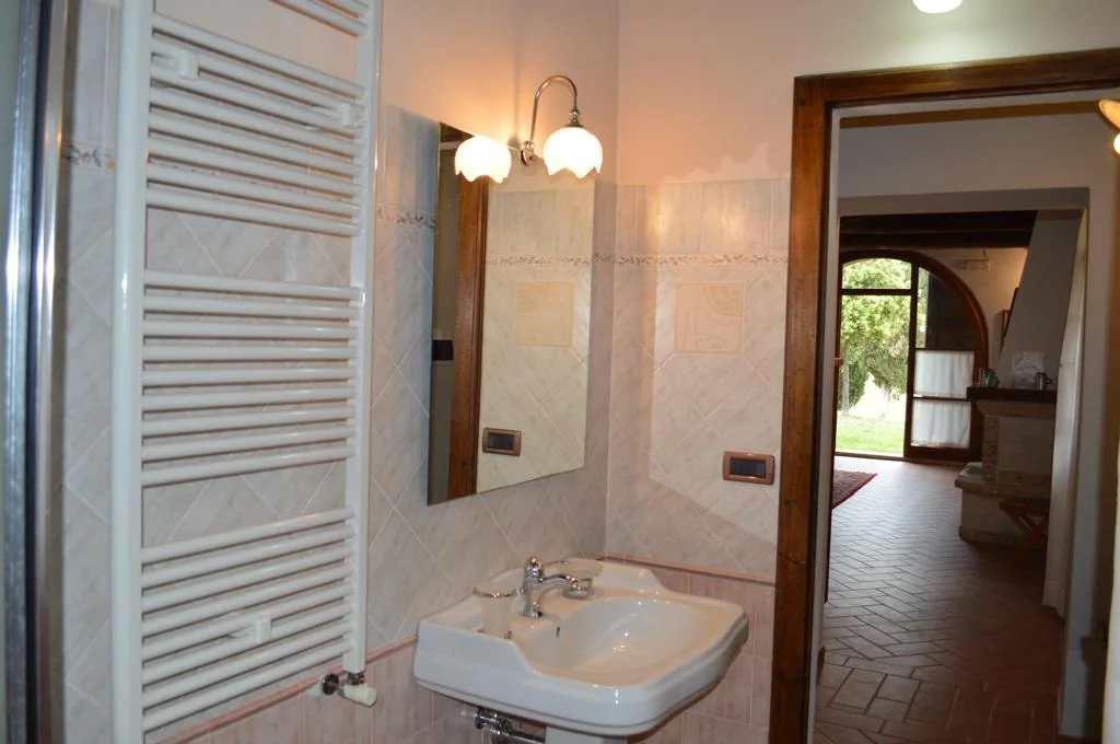 zuid-toscane-casa-la-medina-appartement-dante-badkamer-22-casamia