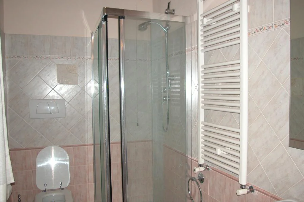 zuid-toscane-casa-la-medina-appartement-dante-badkamer-douche-12-casamia