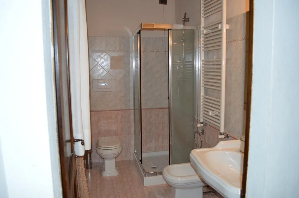 zuid-toscane-casa-la-medina-appartement-dante-badkamer-douche-23-casamia