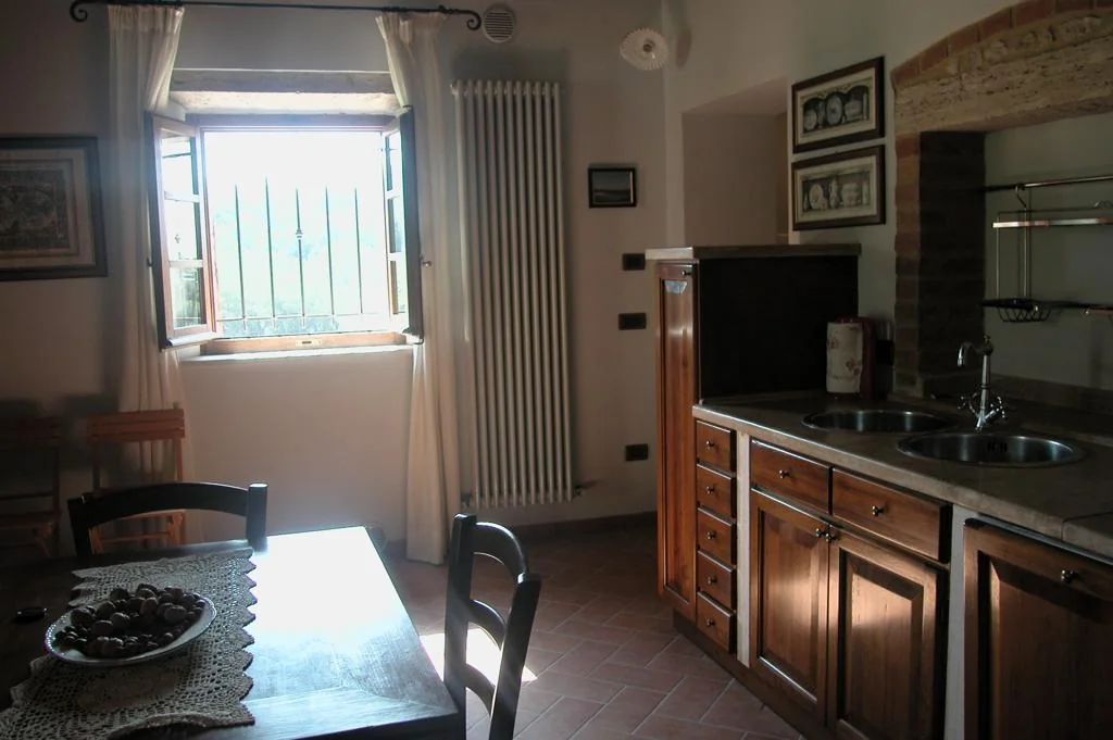 zuid-toscane-casa-la-medina-appartement-dante-keuken-eethoek-16-casamia