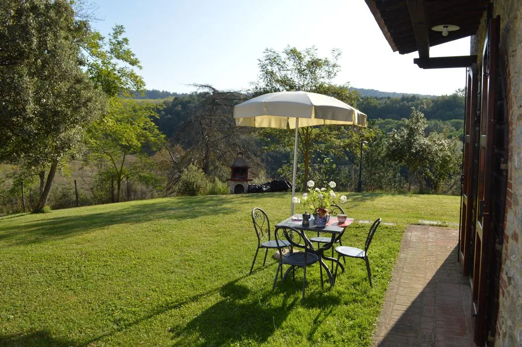zuid-toscane-casa-la-medina-appartement-dante-tuin-eethoek-04-casamia