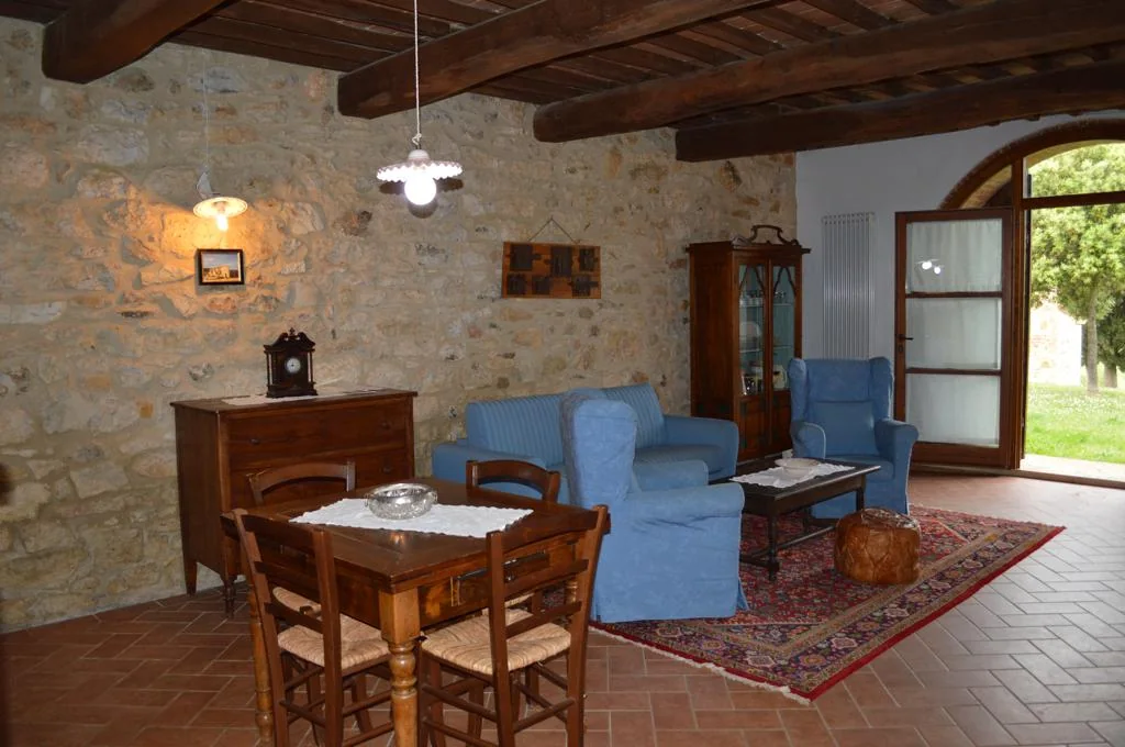 zuid-toscane-casa-la-medina-appartement-dante-woonkamer-eethoek-24-casamia