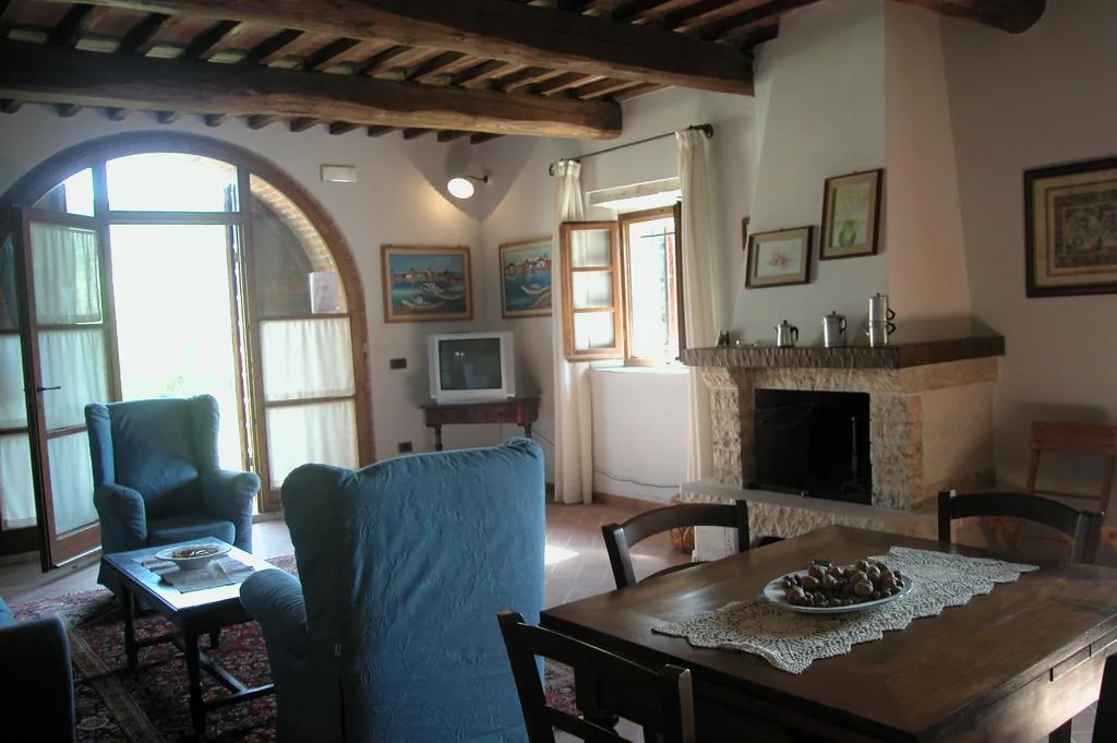 zuid-toscane-casa-la-medina-appartement-dante-woonkamer-entree-17-casamia