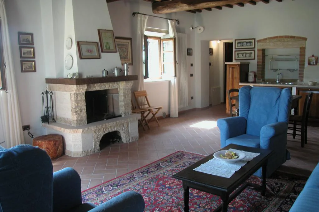 zuid-toscane-casa-la-medina-appartement-dante-woonkamer-open-haard-15-casamia