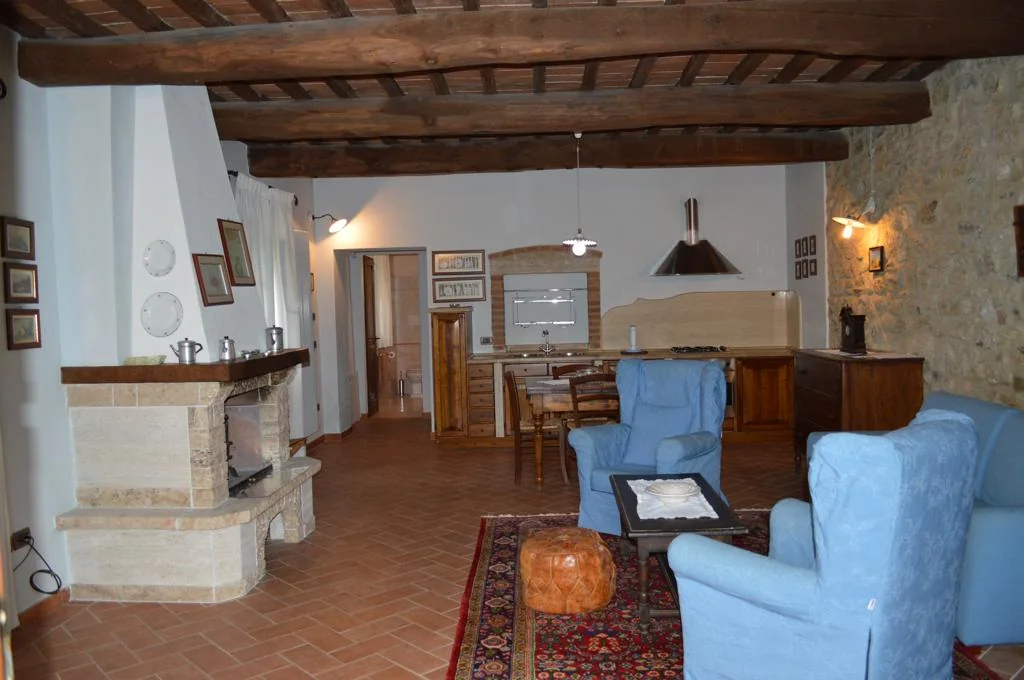 zuid-toscane-casa-la-medina-appartement-dante-woonkamer-open-haard-26-casamia