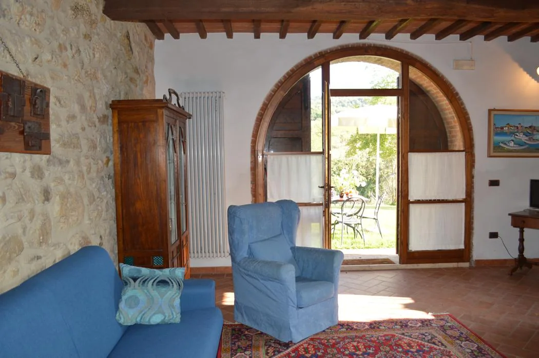 zuid-toscane-casa-la-medina-appartement-dante-woonkamer-tuin-02-casamia