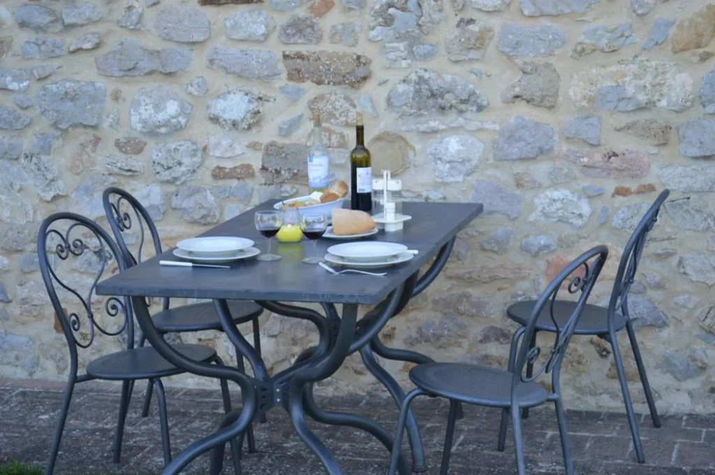 zuid-toscane-casa-la-medina-appartement-giotto-terras-eethoek-04-casamia