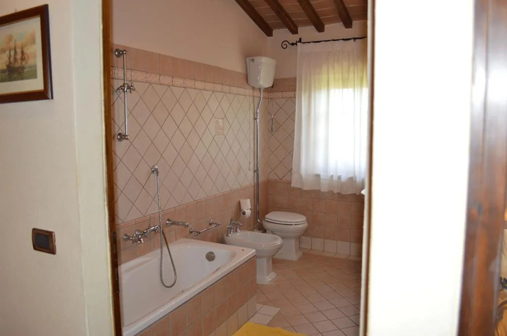 zuid-toscane-casa-la-medina-appartement-pontevecchio-badkamer-15-casamia