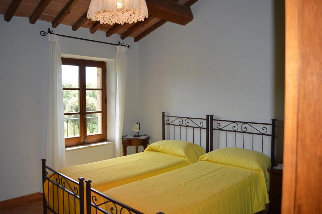 zuid-toscane-casa-la-medina-appartement-pontevecchio-slaapkamer-twee-bedden-13-casamia