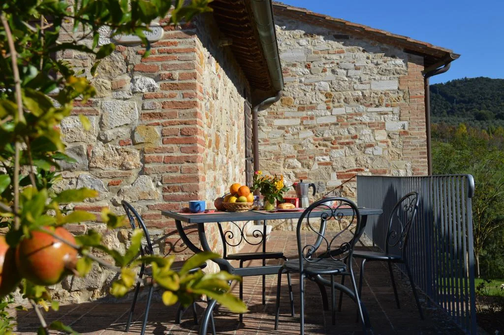 Zuid toscane casa la medina appartement pontevecchio terras eethoek