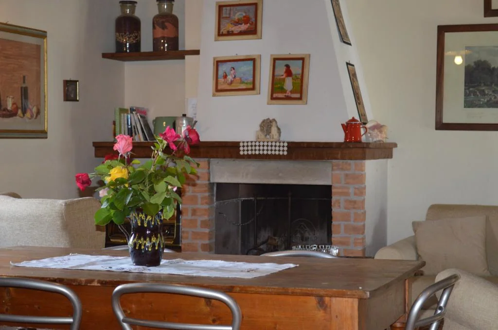 zuid-toscane-casa-la-medina-appartement-pontevecchio-woonkamer-open-haard-19-casamia