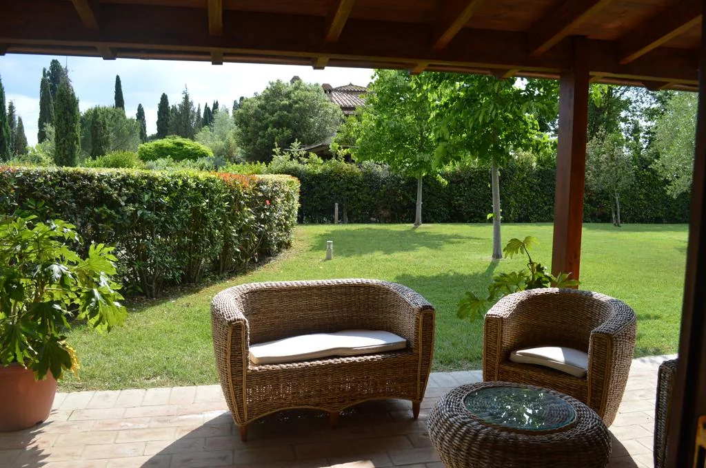 zuid-toscane-villa-la-leonina-veranda-tuin-01-casamia