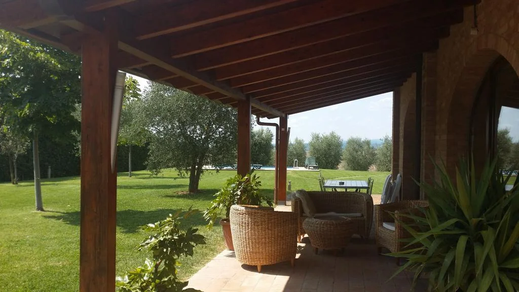 zuid-toscane-villa-la-leonina-veranda-tuin-09-casamia