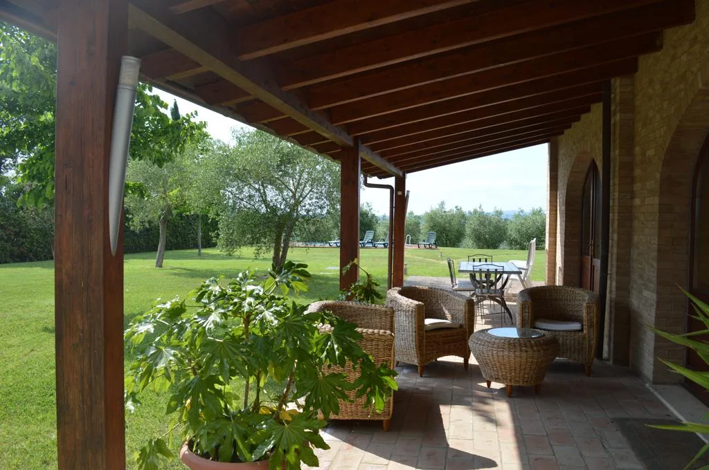 zuid-toscane-villa-la-leonina-veranda-zithoek-02-casamia