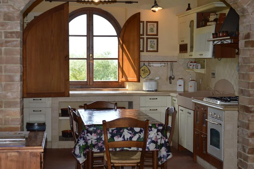 zuid-toscane-villa-la-leonina-villa-keuken-eethoek-03-casamia