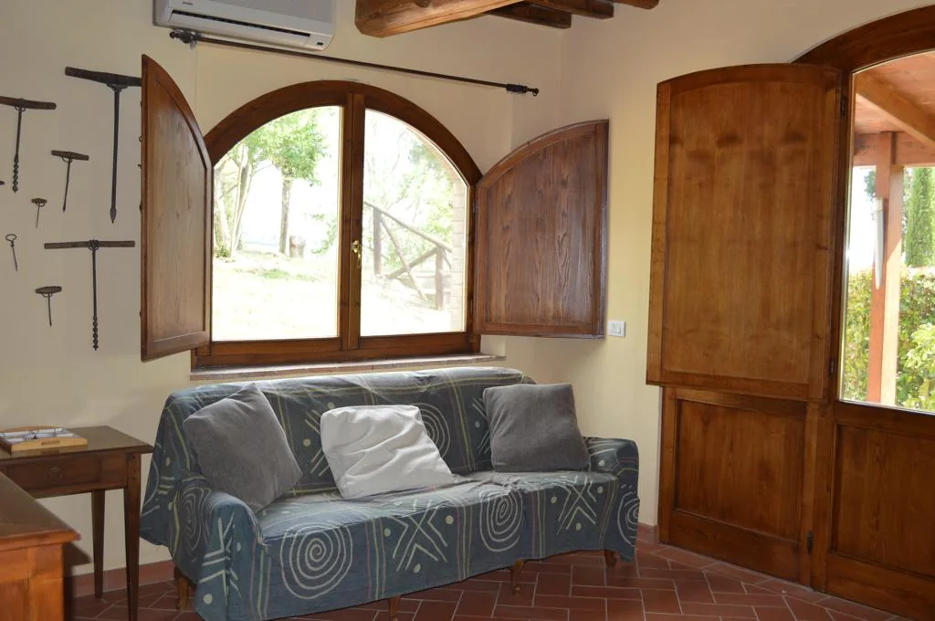zuid-toscane-villa-la-leonina-villa-woonkamer-08-casamia