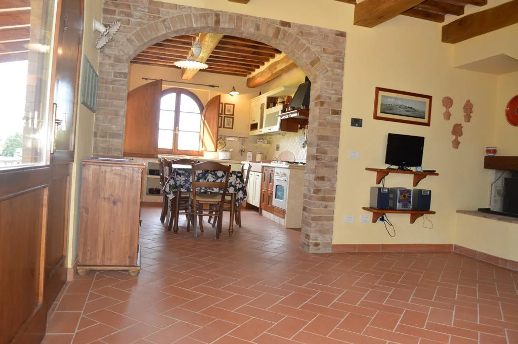 zuid-toscane-villa-la-leonina-villa-woonkamer-keuken-04-casamia