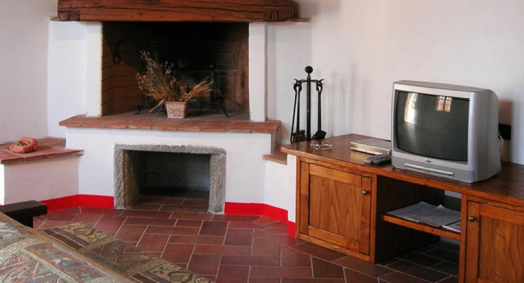 hartje-toscane-agriturismo-il-monte-olivo-woonkamer-met-open-haard-52-casamia